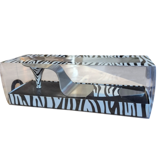 Head Over Heels Cake Spatula - Picture 2 of 4